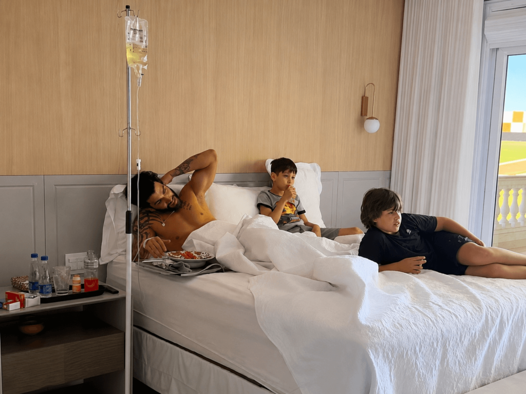 Gusttavo Lima aparece acamado enquanto assiste jogo do Brasil e motivo vem à tona