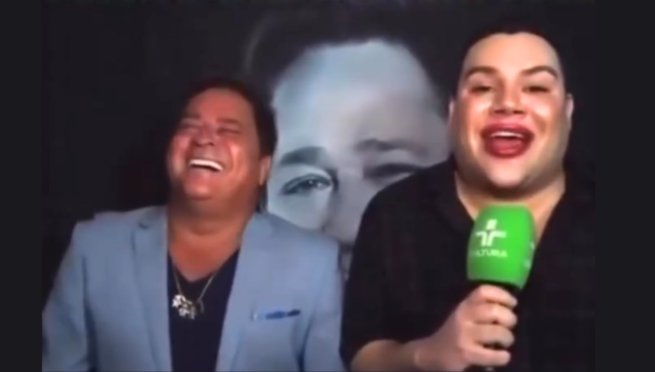 Leonardo tem crise de riso ao ver que repórter usa