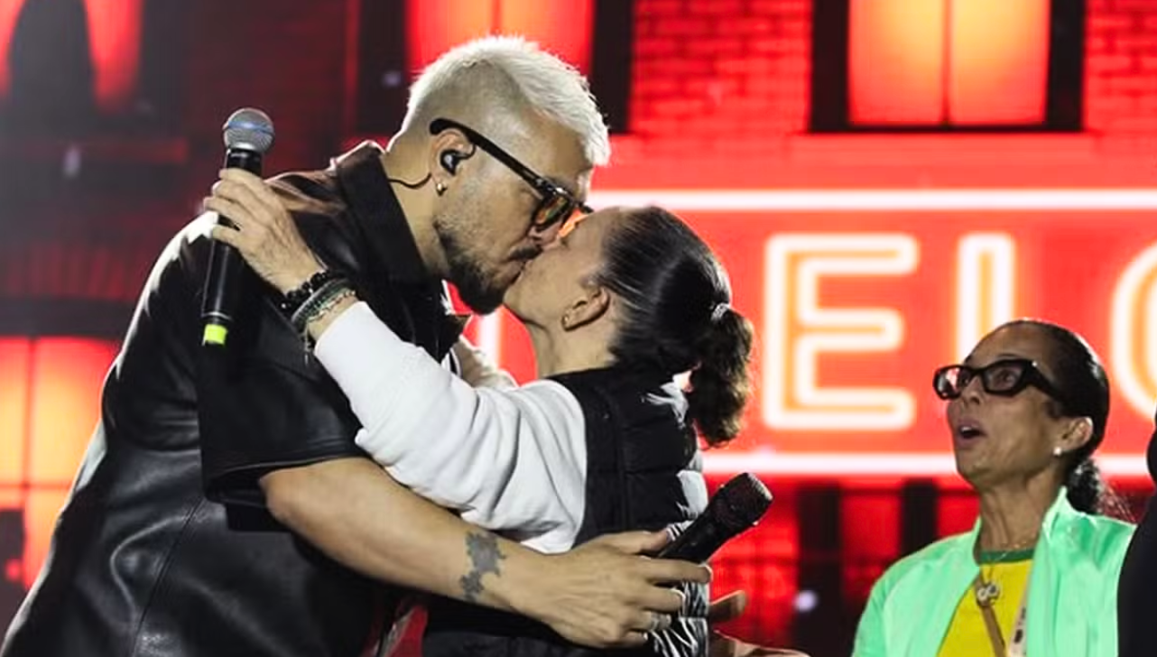 Prefeita de cidade baiana realiza sonho e beija cantor Belo