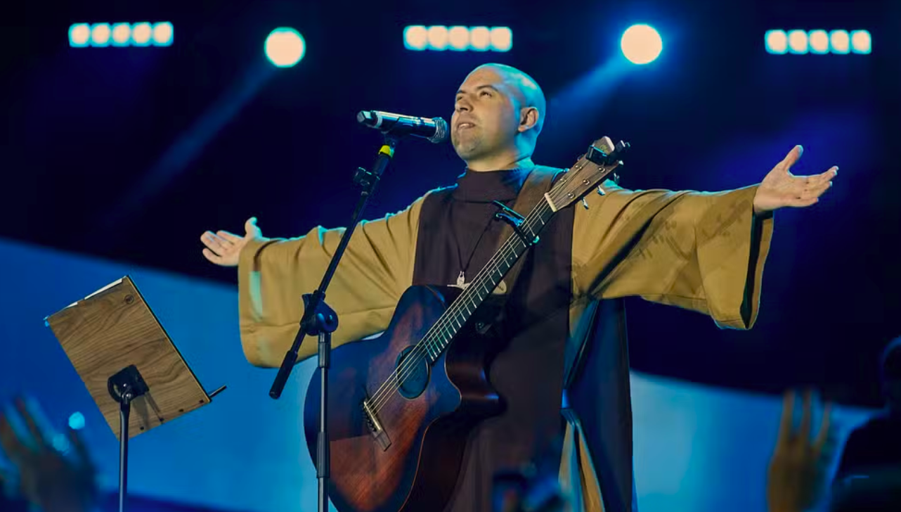 Frei Gilson emociona multidão na Festa do Peão de Barretos